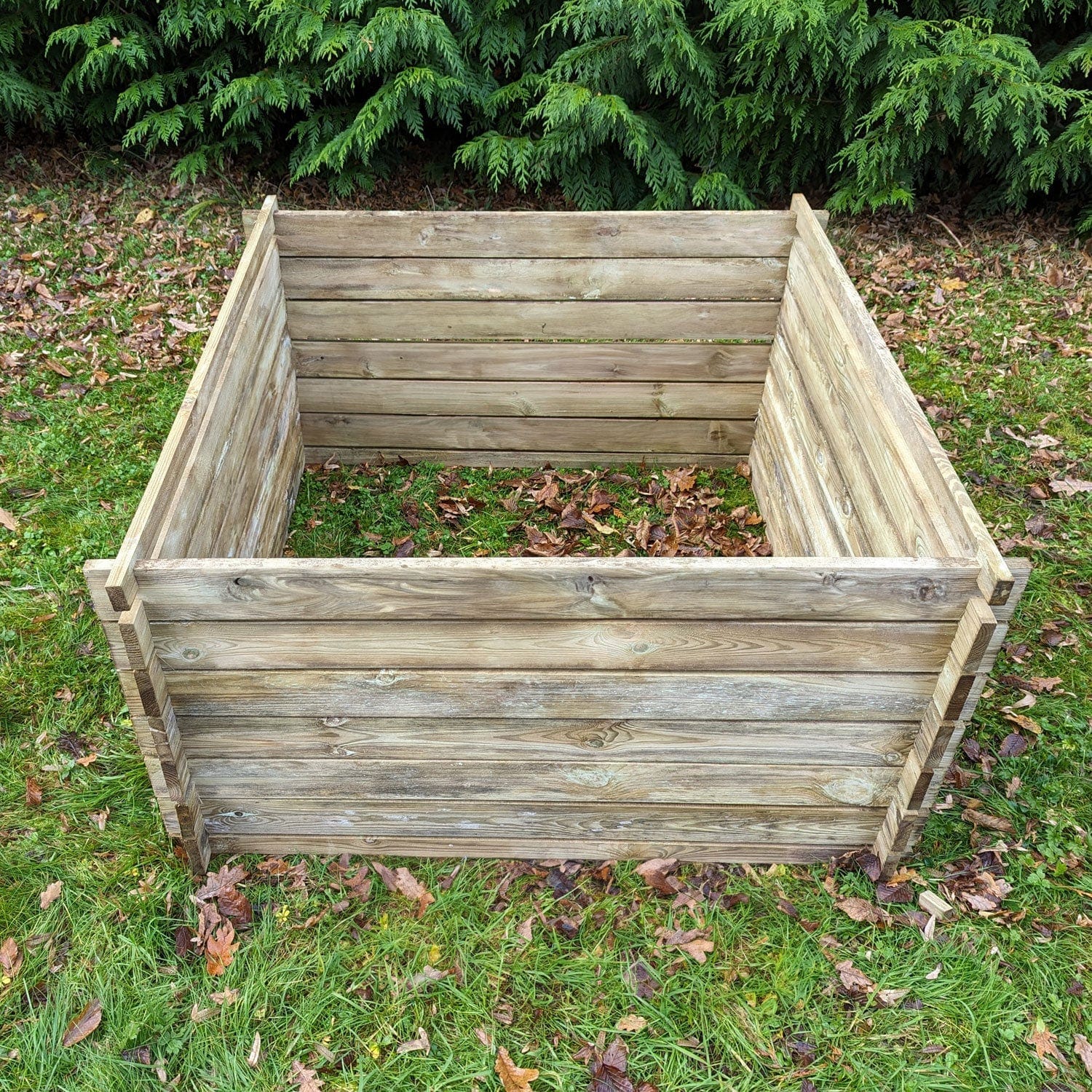 Medium size composter UK for outdoor, with improved aeration