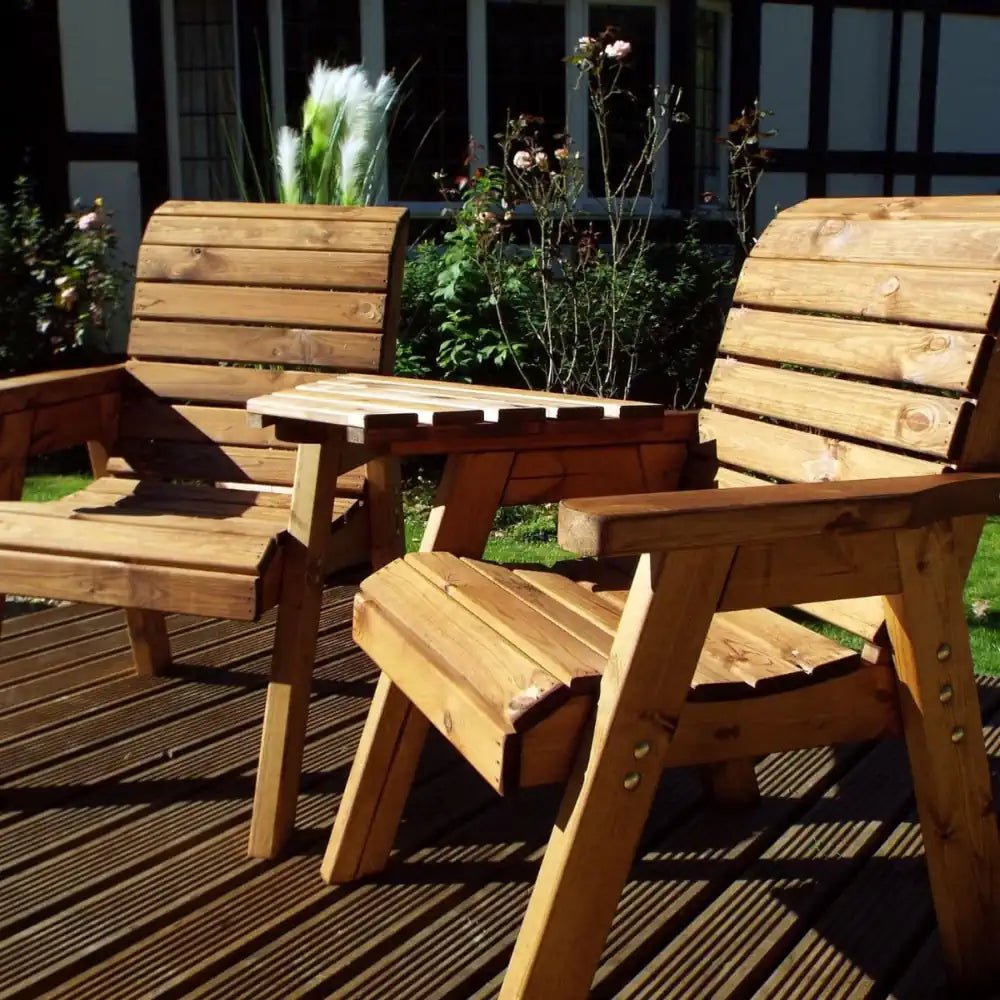 Relaxation spot: A wooden love seat inviting you to unwind in the garden.